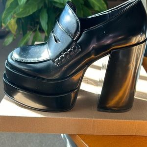 Steve Madden Catelyn Platform size 8 worn twice some scuff marks on heel & side